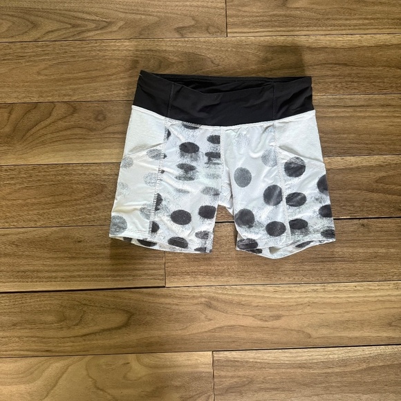 Lululemon Run: Dart and Dash Short | Size 6 | Seaside Dot White/Black - Picture 7 of 7